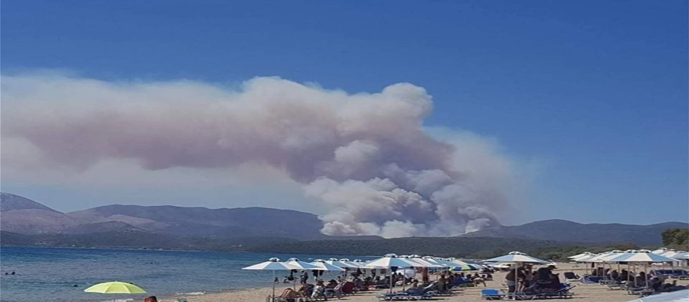 Φωτιά στο Γύθειο: Επιχείρηση απεγκλωβισμού ατόμων από παραλία